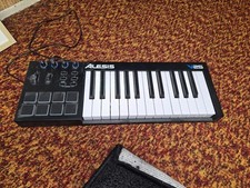 Alesis V25 - 25 teclas - Controlador de teclado USB MIDI - Almofadas com iluminação traseira comprar usado  Enviando para Brazil