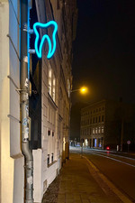 Leuchtzahn neon werbung gebraucht kaufen  Leipzig