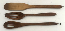 Lote de 3 utensílios de cozinha vintage de madeira 2 colheres e espátula com ranhuras com ganchos suspensos comprar usado Lote de 3 utensílios de cozinha vintage de madeira 2 colheres e espátula com ranhuras com ganchos suspensos comprar usado  Enviando para Brazil