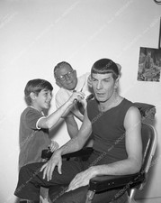 45bx05-134 Leonard Nimoy em cadeira de maquiagem para programa de TV Star Trek original 45bx05-1 comprar usado  Enviando para Brazil