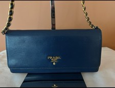 Autêntica Carteira Clutch Conversível de Couro Macio Azul Prada em Corrente Preloved comprar usado Autêntica Carteira Clutch Conversível de Couro Macio Azul Prada em Corrente Preloved comprar usado  Enviando para Brazil
