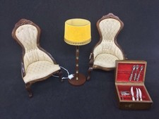 Cadeiras de braço estofadas com encosto alto para casa de bonecas vitoriana, abajur plug-in, caixa de talheres comprar usado Cadeiras de braço estofadas com encosto alto para casa de bonecas vitoriana, abajur plug-in, caixa de talheres comprar usado  Enviando para Brazil