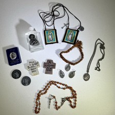 Lote sortido de iconografia católica medalhas rosário medalhões cruzes água benta comprar usado  Enviando para Brazil