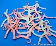 (30) Cabides de plástico vintage rosa e branco para boneca Barbie MINÚSCULOS ~ década de 1960 comprar usado  Enviando para Brazil