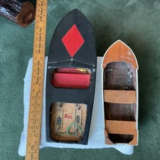 PAR DE CASCOS VINTAGE DE BARCO DE BRINQUEDO DE MADEIRA 1950. SEM RACHADURAS OU FUROS NO CORPO FLUTUANTE comprar usado  Enviando para Brazil