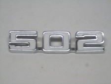 502 V8 Motor Fender emblema script cromado com números brancos NOVO comprar usado  Enviando para Brazil