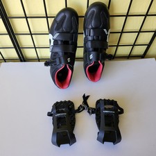 Usado, Sapatos de ciclismo masculinos Peleton preto e vermelho tamanho 13.5 com chuteiras e pedais de bicicleta Venzo comprar usado  Enviando para Brazil