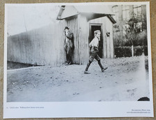 FOTO OLD TIME AMERICA CHILD LABOR BOY ANDANDO POR UMA FACTORY TOWN STREET 11x14 comprar usado  Enviando para Brazil