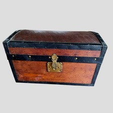 Baú de madeira vintage para bonecas com trava de latão e estojo de armazenamento acabamento preto década de 1940 comprar usado  Enviando para Brazil