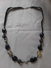 LONG COLLIER RUBAN AVEC PIERRES ET PERLES FEMMES FANTAISIE/MATIÈRES COMPOSITES d'occasion  Sauveterre-de-Guyenne
