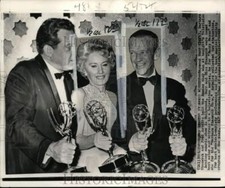 1961 Press Photo Actors Raymond Burr, Barbara Stanwyck & Fred Astaire, Hollywood, usado comprar usado  Enviando para Brazil