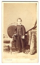 Fotografie H. Mathaus, München, junger bayerischer Knabe im Anzug posiert im At , usado comprar usado  Enviando para Brazil