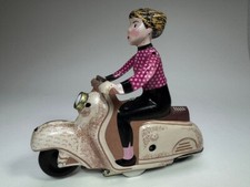 stary VINTAGE KWP BLASZANA ZABAWKA SKUTER DZIEWCZYNA dziewczyna na motorowerze z mechanizmem na sprzedaż  Wysyłka do Poland