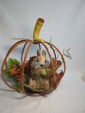 Gaiola de abóbora de ferro com palha e pele de esquilo segurando uma porca decoração de outono bem feita comprar usado  Enviando para Brazil