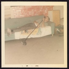 FOTO ENCONTRADA Homem Preguiçoso Cantando e Relaxando no Sofá Foto Colorida Estranha Incomum Antiga comprar usado FOTO ENCONTRADA Homem Preguiçoso Cantando e Relaxando no Sofá Foto Colorida Estranha Incomum Antiga comprar usado  Enviando para Brazil