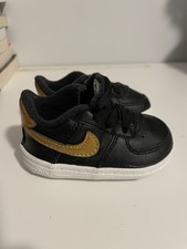 Tênis Nike bebê Nike Force 1 berço preto dourado bebê tamanho 2c, usado comprar usado Tênis Nike bebê Nike Force 1 berço preto dourado bebê tamanho 2c, usado comprar usado  Enviando para Brazil
