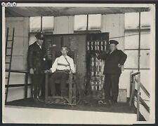 1927 At Deaths Door - Bernays Johnson - Amarrado na cadeira elétrica - Foto comprar usado 1927 At Deaths Door - Bernays Johnson - Amarrado na cadeira elétrica - Foto comprar usado  Enviando para Brazil