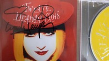 Autographe ORIGINAL SIGNED de la Chanteuse Américaine CYNDI LAUPER sur CD 1994 comprar usado Autographe ORIGINAL SIGNED de la Chanteuse Américaine CYNDI LAUPER sur CD 1994 comprar usado  Enviando para Brazil