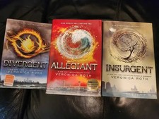 CONJUNTO DE 3 LIVROS DE CAPA DURA DA TRILOGIA SÉRIE DIVERGENTE por VERONICA ROTH comprar usado CONJUNTO DE 3 LIVROS DE CAPA DURA DA TRILOGIA SÉRIE DIVERGENTE por VERONICA ROTH comprar usado  Enviando para Brazil