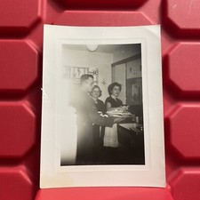 Fotografia de homem e duas mulheres na cozinha 3 x 4 1/8 pré-propriedade vintage década de 1950 comprar usado  Enviando para Brazil