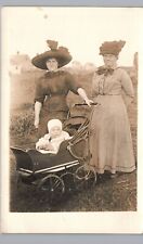 MAMÁ Y ABUELA Y BEBÉ EN COCHECITO ANTIGUO c1910 foto real postal rppc segunda mano  Embacar hacia Argentina