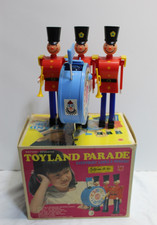 Antigo Toyland Parade Marching Soldiers com buzinas e tambor somente peças alimentadas por bateria comprar usado  Enviando para Brazil