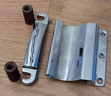 Vintage 1967 Gibson Wrap Around Tailpiece Conjunto com Inserções de Parafuso Prisioneiro para SG Melody Maker comprar usado Vintage 1967 Gibson Wrap Around Tailpiece Conjunto com Inserções de Parafuso Prisioneiro para SG Melody Maker comprar usado  Enviando para Brazil