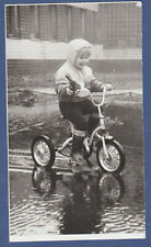 Lindo menino anda de bicicleta infantil através de uma poça foto vintage soviética URSS comprar usado  Enviando para Brazil