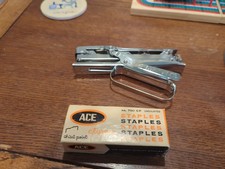 Grampeador antigo ACE Clipper nº 700 Ace Fastener Corp, caixa portátil de grampos comprar usado Grampeador antigo ACE Clipper nº 700 Ace Fastener Corp, caixa portátil de grampos comprar usado  Enviando para Brazil