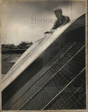 Usado, 1979 Press Photo Francis Stasick Technician inspecionar coletor solar instalado. comprar usado  Enviando para Brazil
