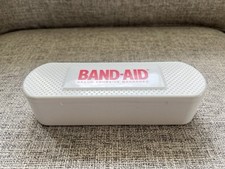 Contenedor de plástico blanco para curitas con tapa con bisagras bandeja completa interior primeros auxilios segunda mano  Embacar hacia Mexico
