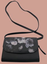 Bolsa tiracolo Simply Vera Vera Wang Signature mini preta/branca/floral - Muito boa qualidade comprar usado Bolsa tiracolo Simply Vera Vera Wang Signature mini preta/branca/floral - Muito boa qualidade comprar usado  Enviando para Brazil