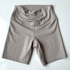 Usado, Shorts de bicicleta atlética feminino Danskin bronzeado acinzentado macio ruched treino médio comprar usado Usado, Shorts de bicicleta atlética feminino Danskin bronzeado acinzentado macio ruched treino médio comprar usado  Enviando para Brazil