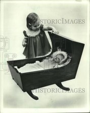 1983 Press Photo Williamsburg berço de boneca com criança, construído para confortar bonecas. comprar usado  Enviando para Brazil