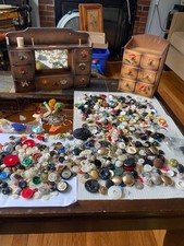 2 armários de costura vintage de madeira de mesa e muitos botões vintage plus comprar usado  Enviando para Brazil