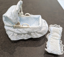 Sylvanian Cuna Cuna Mecedora Con Capucha con Ropa de Cama a Juego segunda mano  Embacar hacia Mexico
