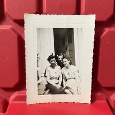 Três mulheres sentadas fora de casa 3 x 4 1/8 fotografia pré-propriedade vintage anos 40 comprar usado  Enviando para Brazil