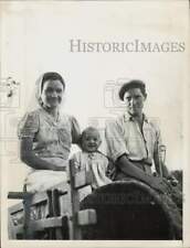 Foto de prensa 1955 Un granjero italiano y su familia viajan a casa en un carro de burros segunda mano  Embacar hacia Mexico
