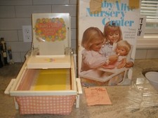 Antigo 1976 Baby Alive Berçário Centro Completo na Caixa Trocador Mesa Assento Cama Transporte comprar usado  Enviando para Brazil