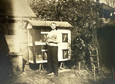 Gaiola antiga vintage RPPC quintal animal de estimação coelho cabana homem proprietário, usado comprar usado  Enviando para Brazil