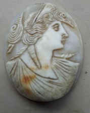 Carved shell cameo usato  Torino