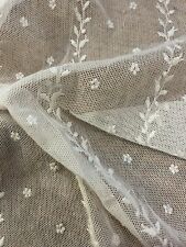 Tissu tulle brodé d'occasion  Chatou