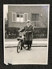 Foto instantânea antiga de homem andando de bicicleta motorizada motocicleta comprar usado  Enviando para Brazil