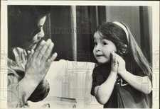 Usado, 1972 Press Photo criança surda e mãe prática linguagem de sinais no Instituto Salk comprar usado  Enviando para Brazil