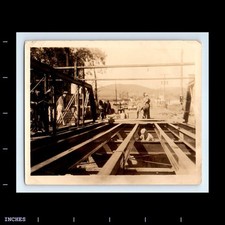 Foto vintage HOMENS TRABALHADORES DA CONSTRUÇÃO CIVIL NA PONTE, usado comprar usado  Enviando para Brazil