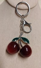 Berloque bolsa chaveiro vermelho cereja tom resina e prata🍒 Folhas verdes glitter novo sem etiquetas comprar usado  Enviando para Brazil