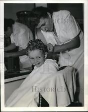 1941 Press Photo Criança Sandra no salão de cabeleireiro para cachos de alfinetes comprar usado  Enviando para Brazil