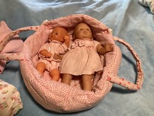 2 muñecos bebé con cesta de transporte y accesorios segunda mano  Embacar hacia Mexico