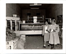 Foto de supermercado década de 1950 duas mulheres interior balcão de carne prateleiras exibição comprar usado  Enviando para Brazil