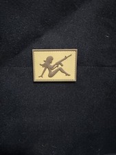 Usado, Patch Airsoft - Silhueta feminina com arma - Borracha bronzeada comprar usado  Enviando para Brazil